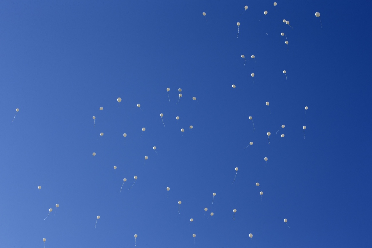 palloncini in volo nel cielo