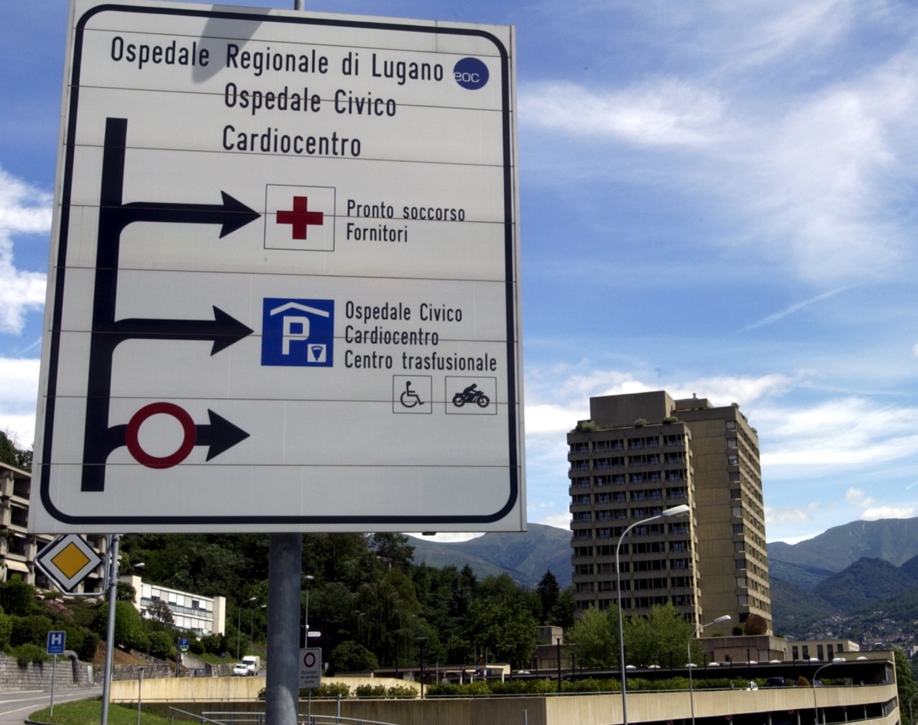 Cartello stradale che indica la direzione dell'Ospedale Civico di Lugano.