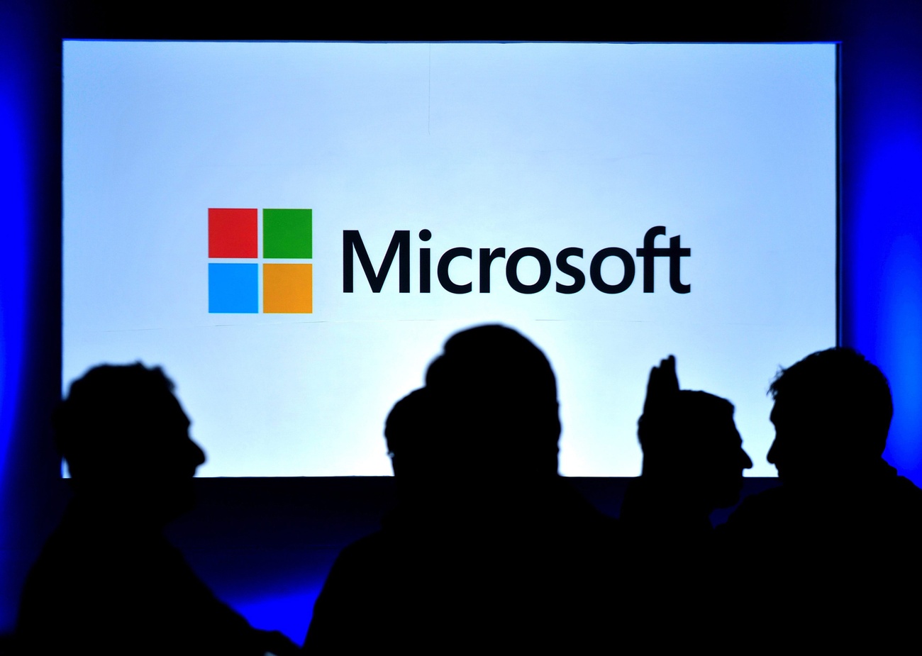 Logo di Microsoft, persone in controluce