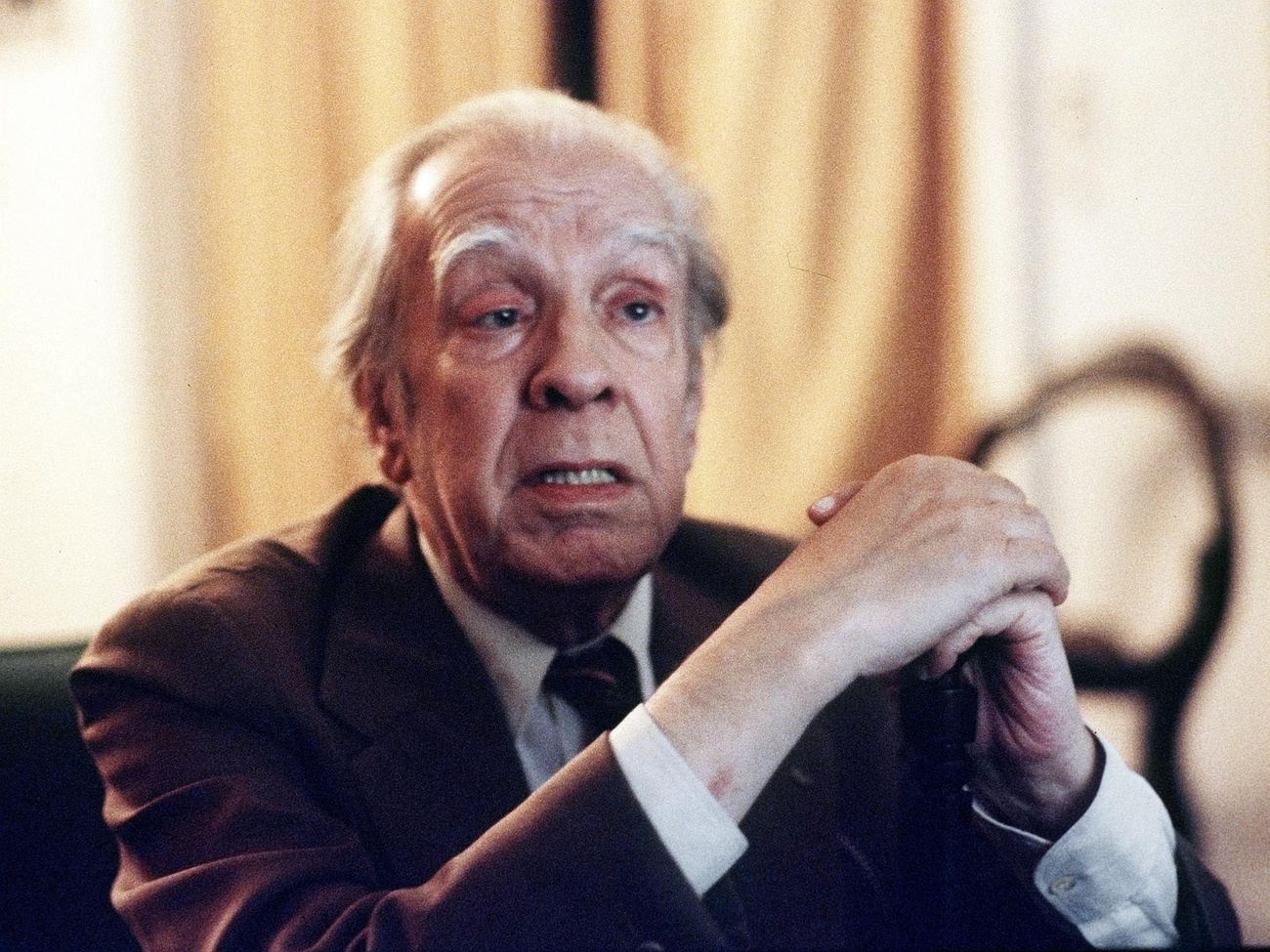 Ya entrado en años, la imagen más conocida de Borges aún hoy: el escritor en su casa de Buenos Aires, fotografiado en 1981.