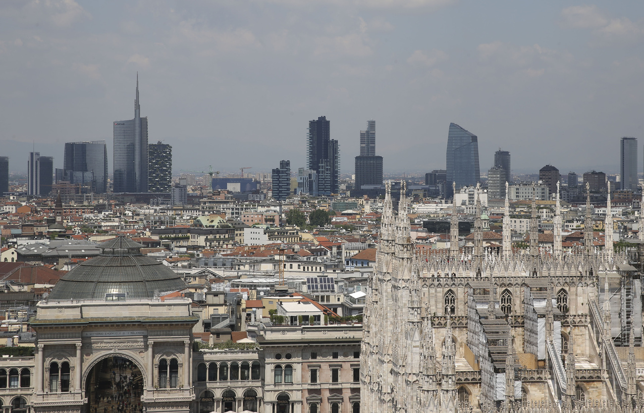 Milano, con particolare del Duomo e sullo sfondo il quartiere City Life.