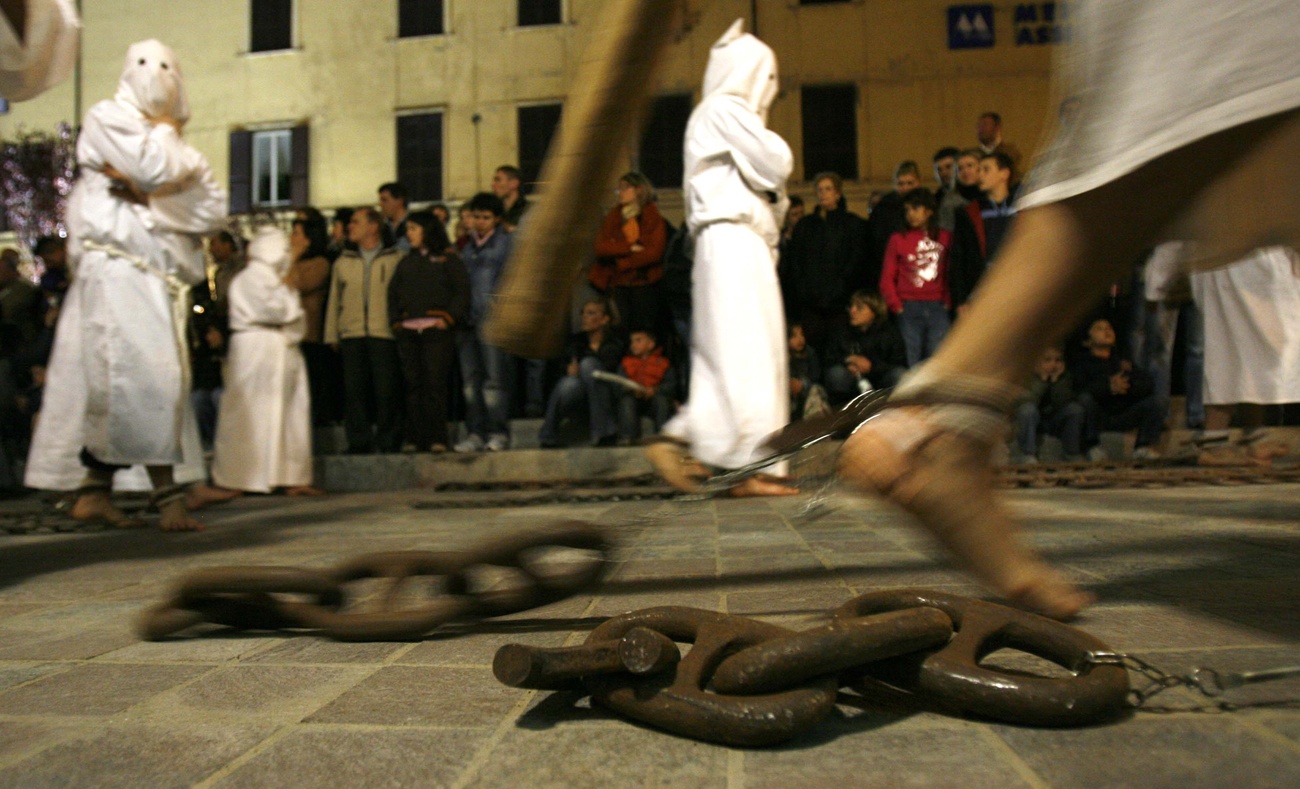 persone in processione