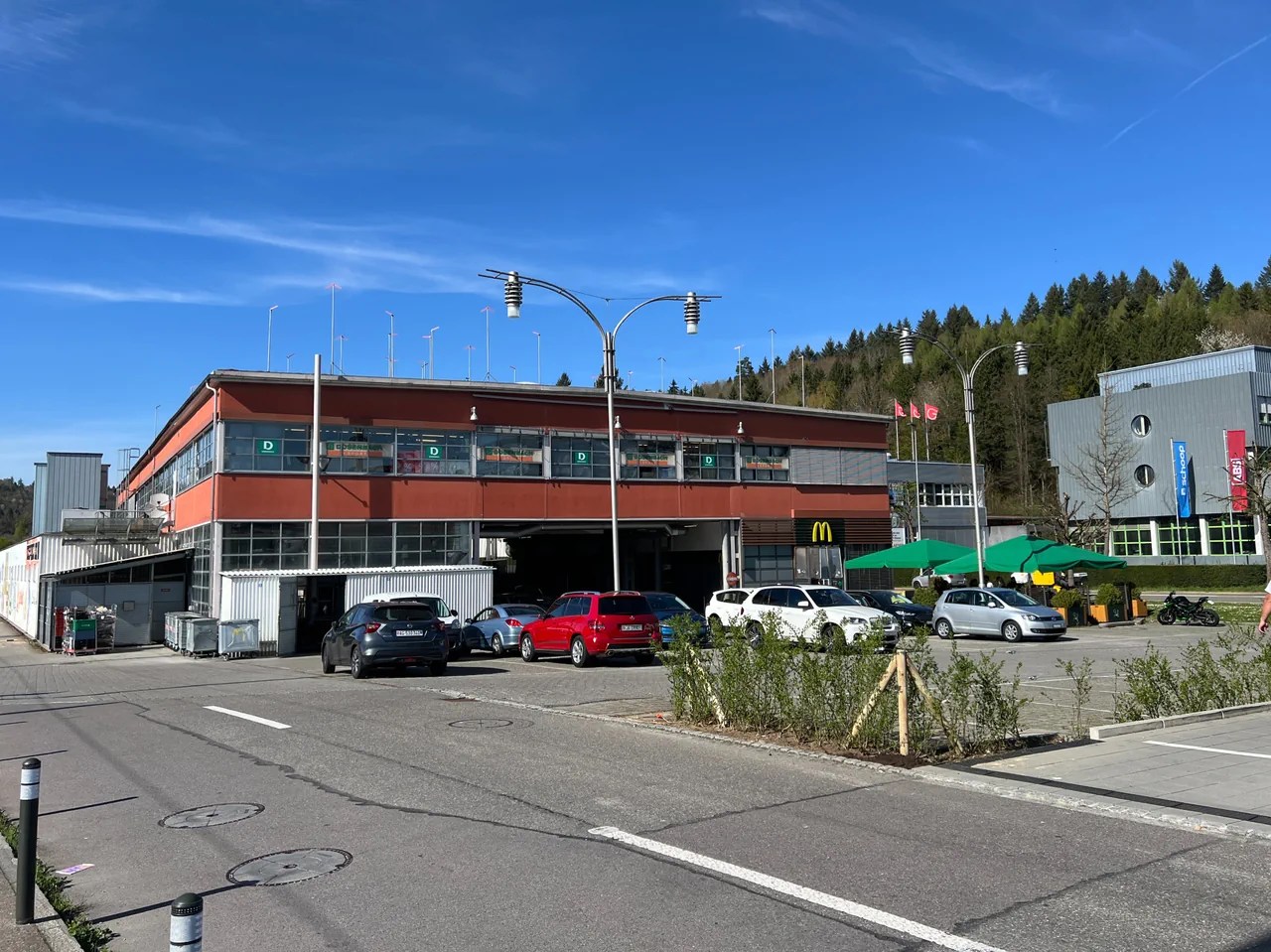 Zentrale Lage, guter ÖV-Anschluss, ganztags Sonne. Die Wohnlage auf dem Industriedach hat Vorteile.