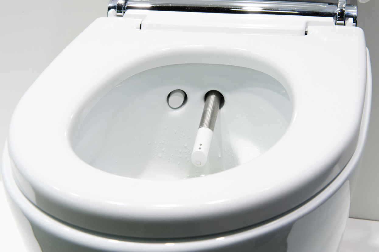Dusch-WC mit ausgefahrenem Duschstab