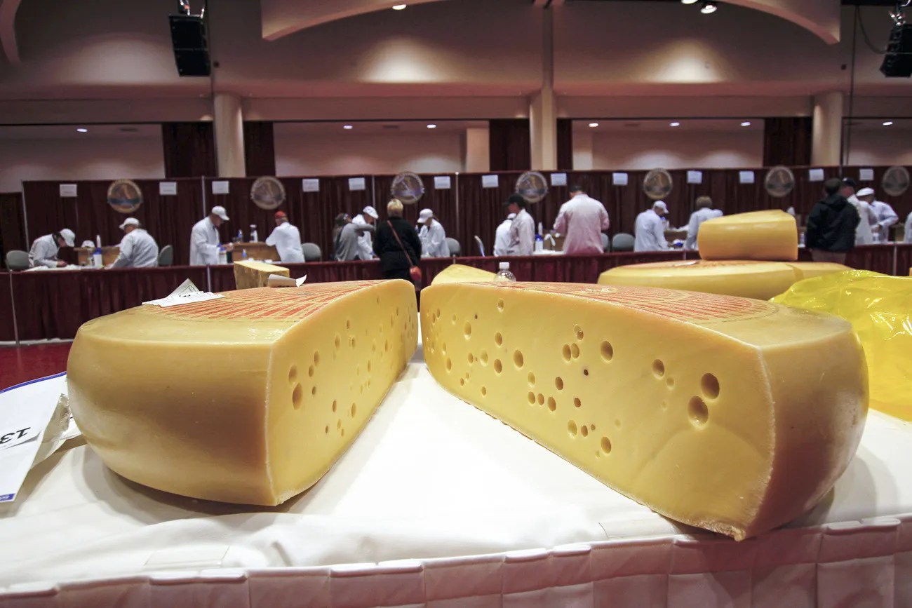 小孔瑞士起司(Baby Swiss)是由俄亥俄州的古吉斯堡起司公司研製的一種美國當地的瑞士風味乳酪，該公司由瑞士移民阿爾弗雷德·古吉斯堡(Alfred Guggisberg)於1950年創立。