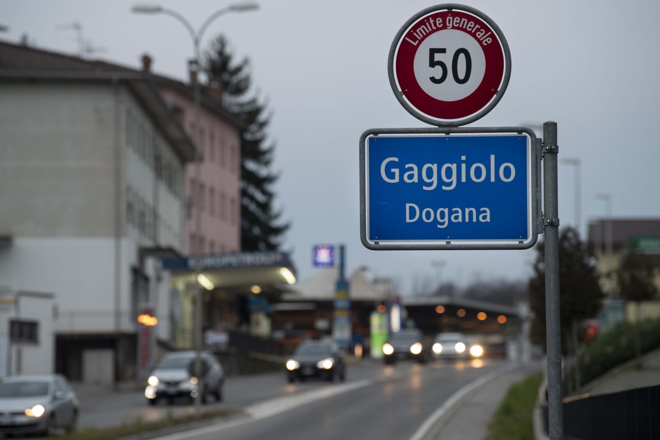 Frontiera al Gaggiolo tra Italia e Svizzera.