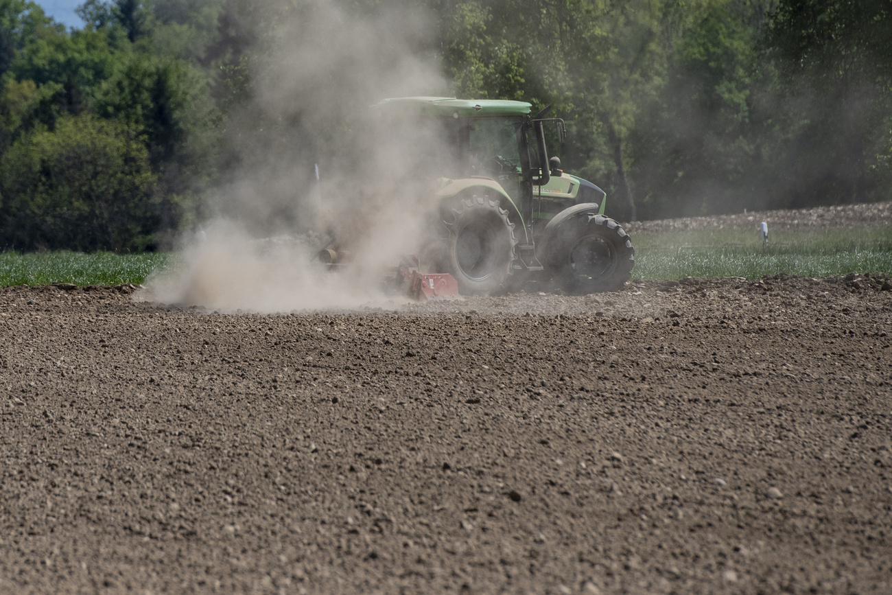 Trattore su campo secco