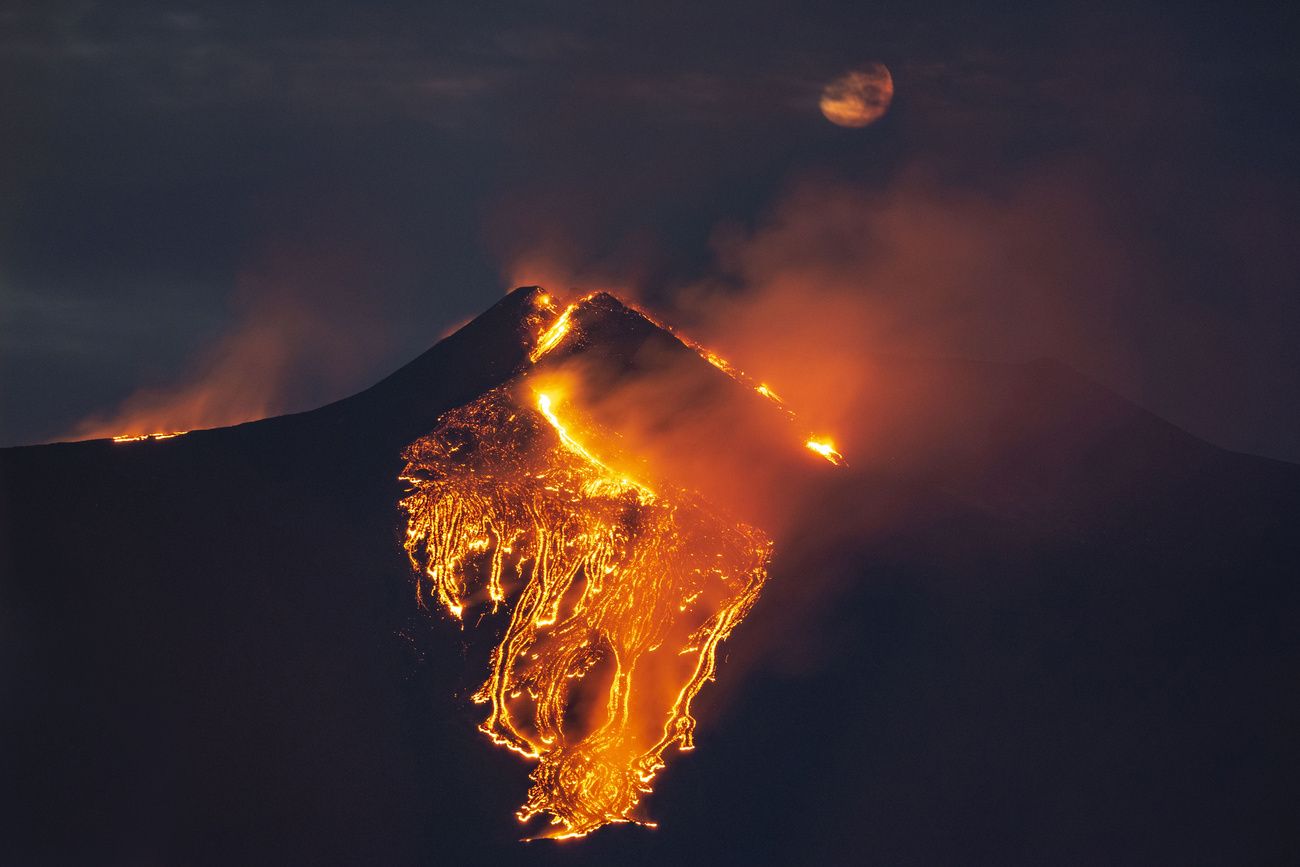 L'Etna in eruzione in piena notte.