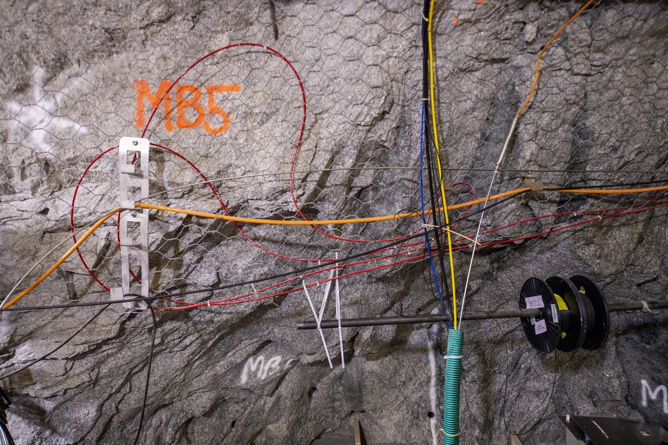 parete rocciosa con fili