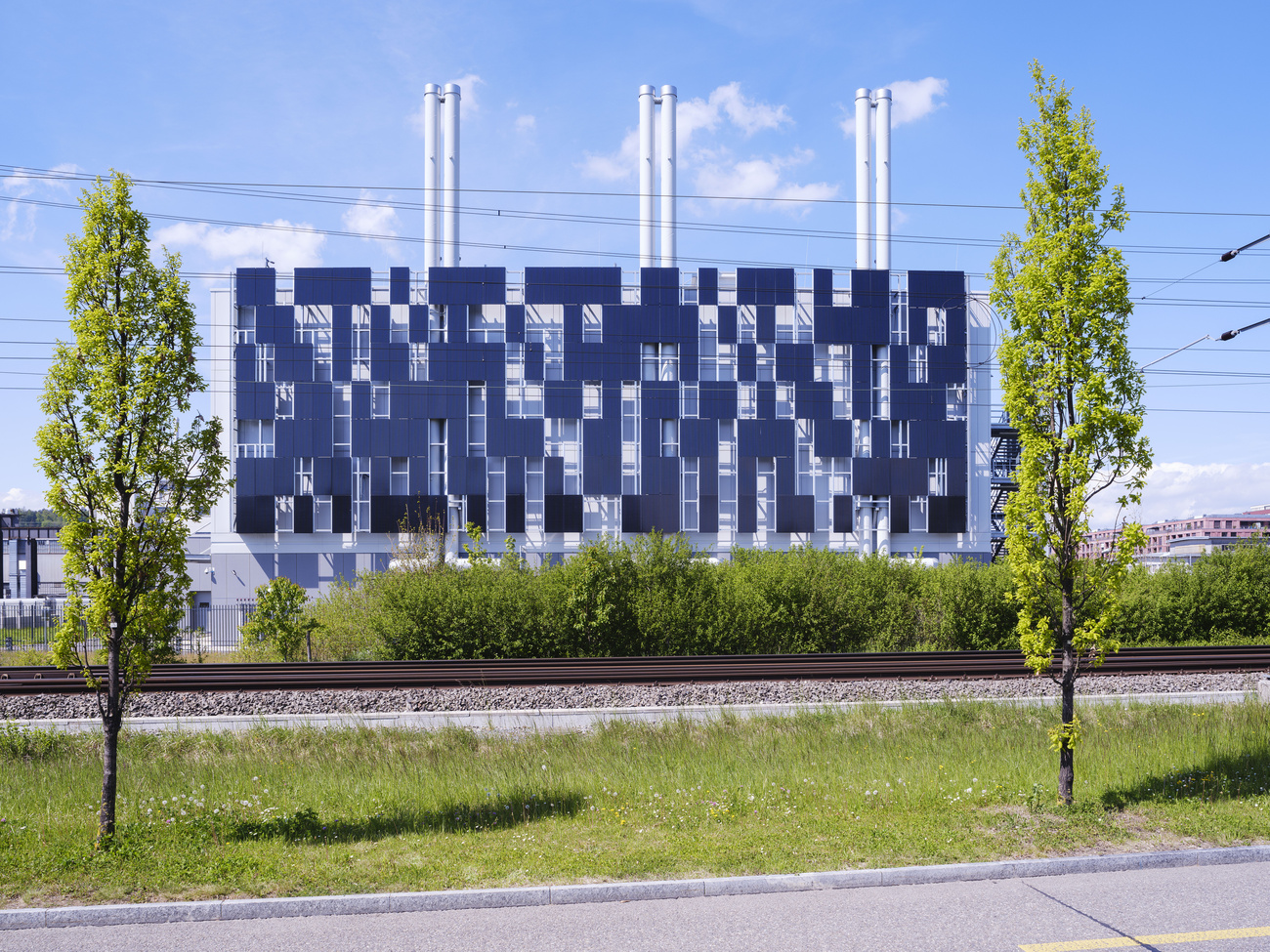 facciata data center con pannelli solari