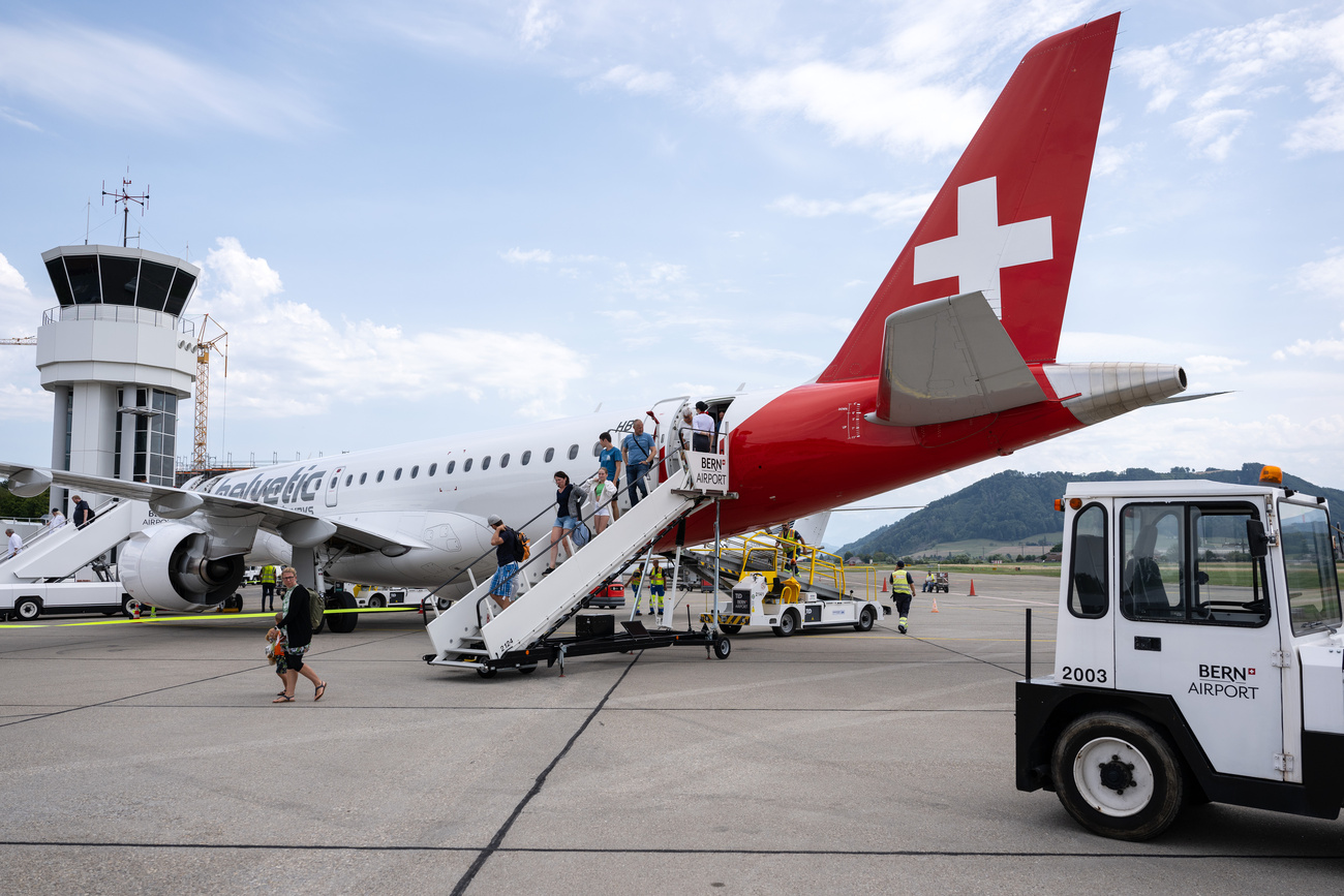 Persone scendono da un aereo