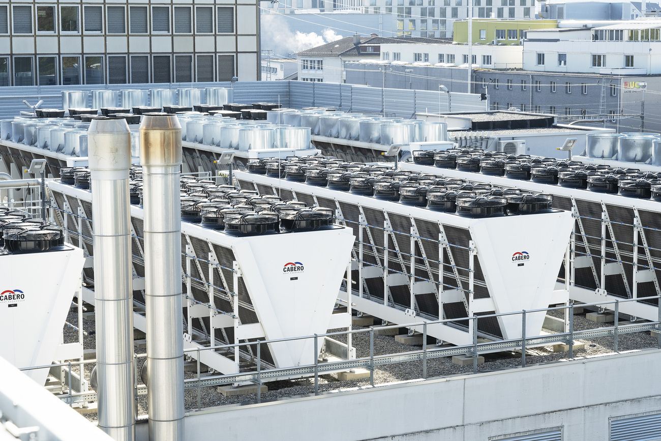 tetto data center con impianti di raffreddamento