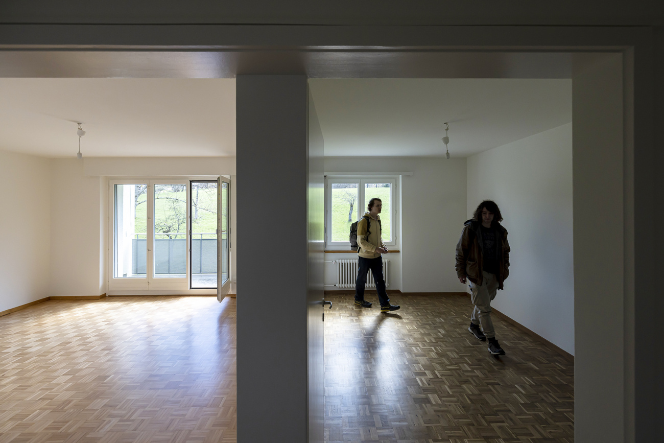 Due persone in un appartamento vuoto