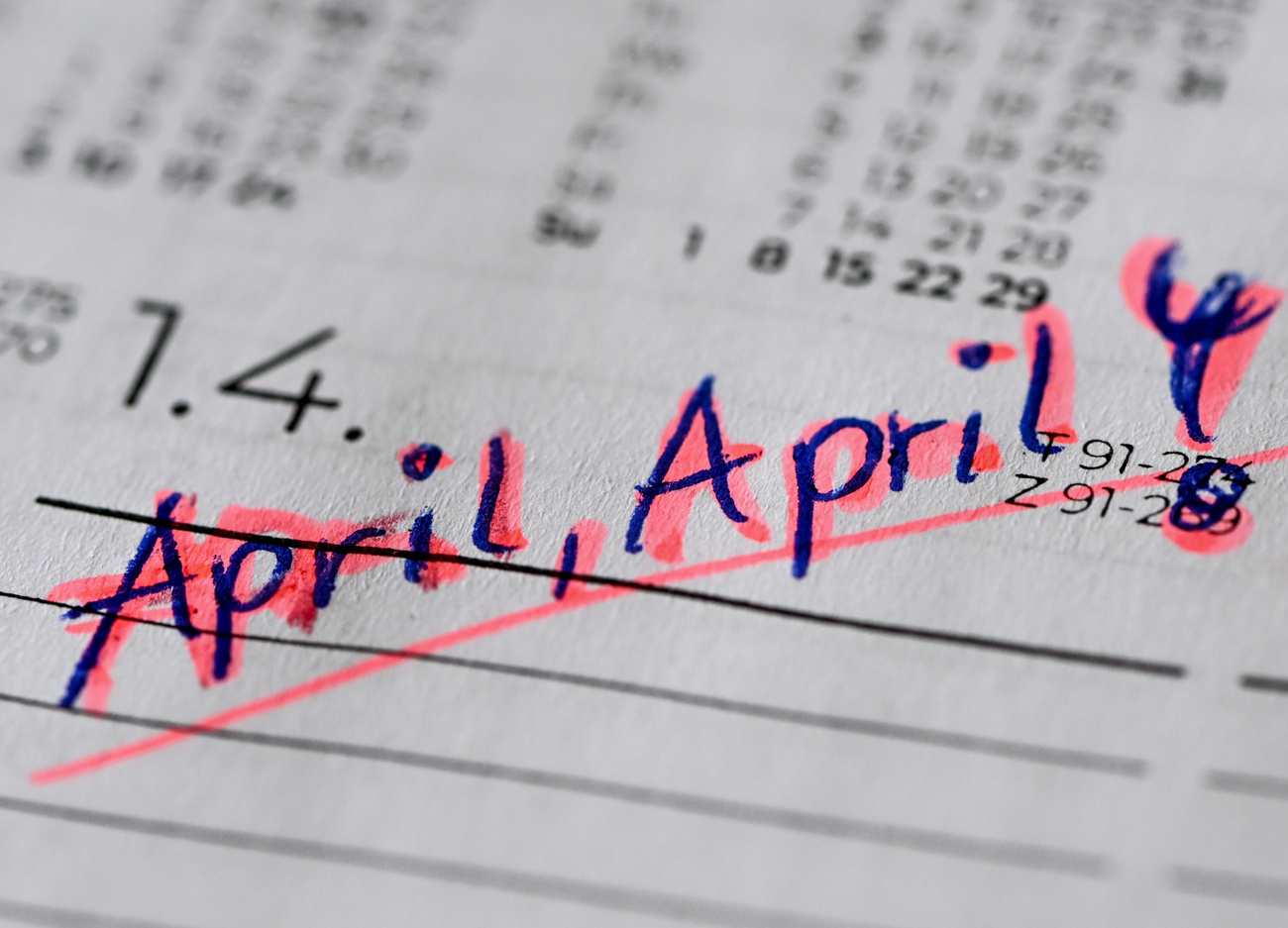 Eine Papieragenda und die Worte "April, April!" drübergekritzelt