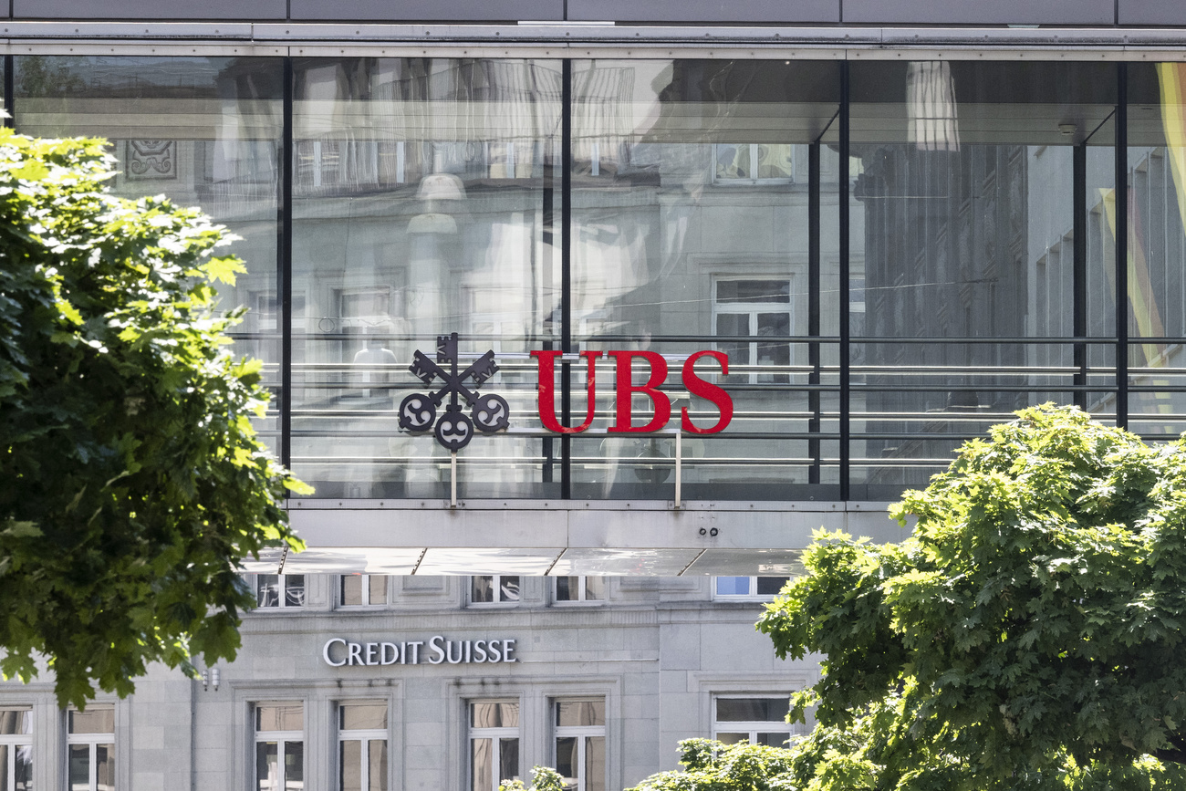 Die beiden Logos der Banken UBS und Credit Suisse, aufgenommen am Montag, 12. Juni 2023 in Zuerich.