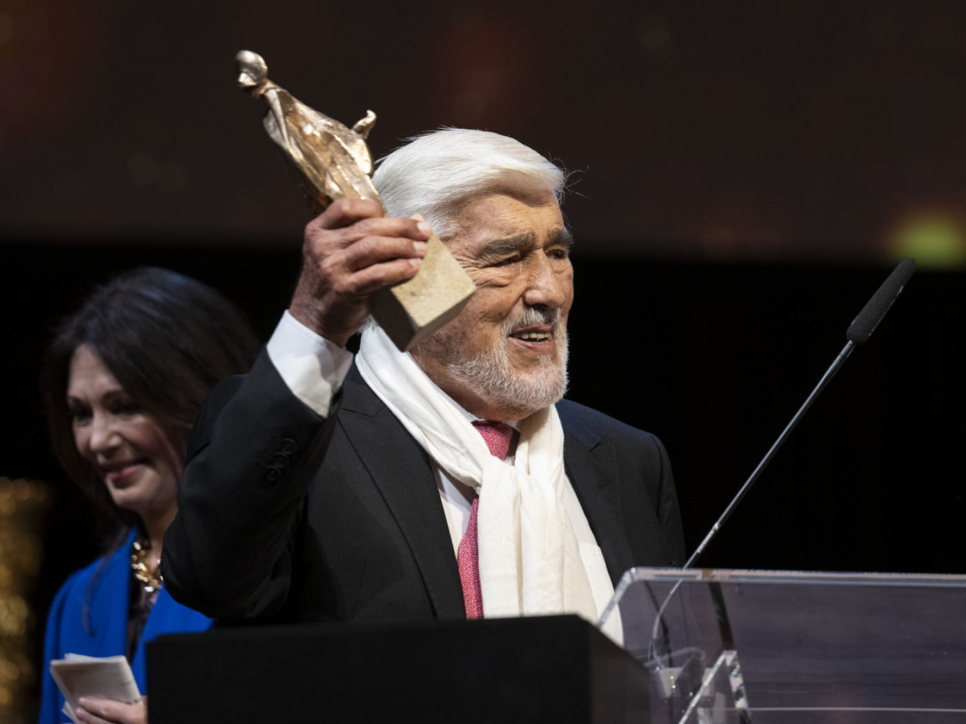 Mario Adorf con un premio in mano