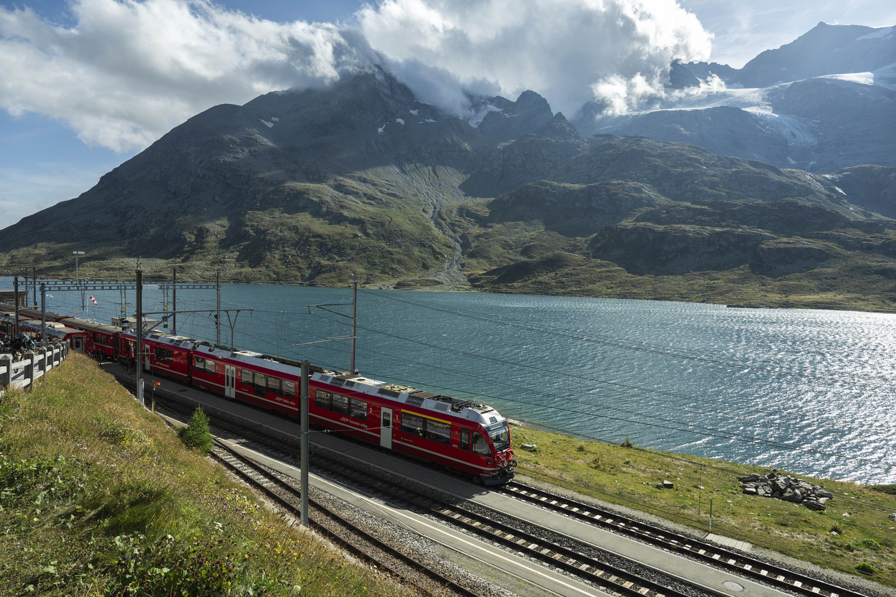 Il Bernina Express costeggia il Lago Bianco.
