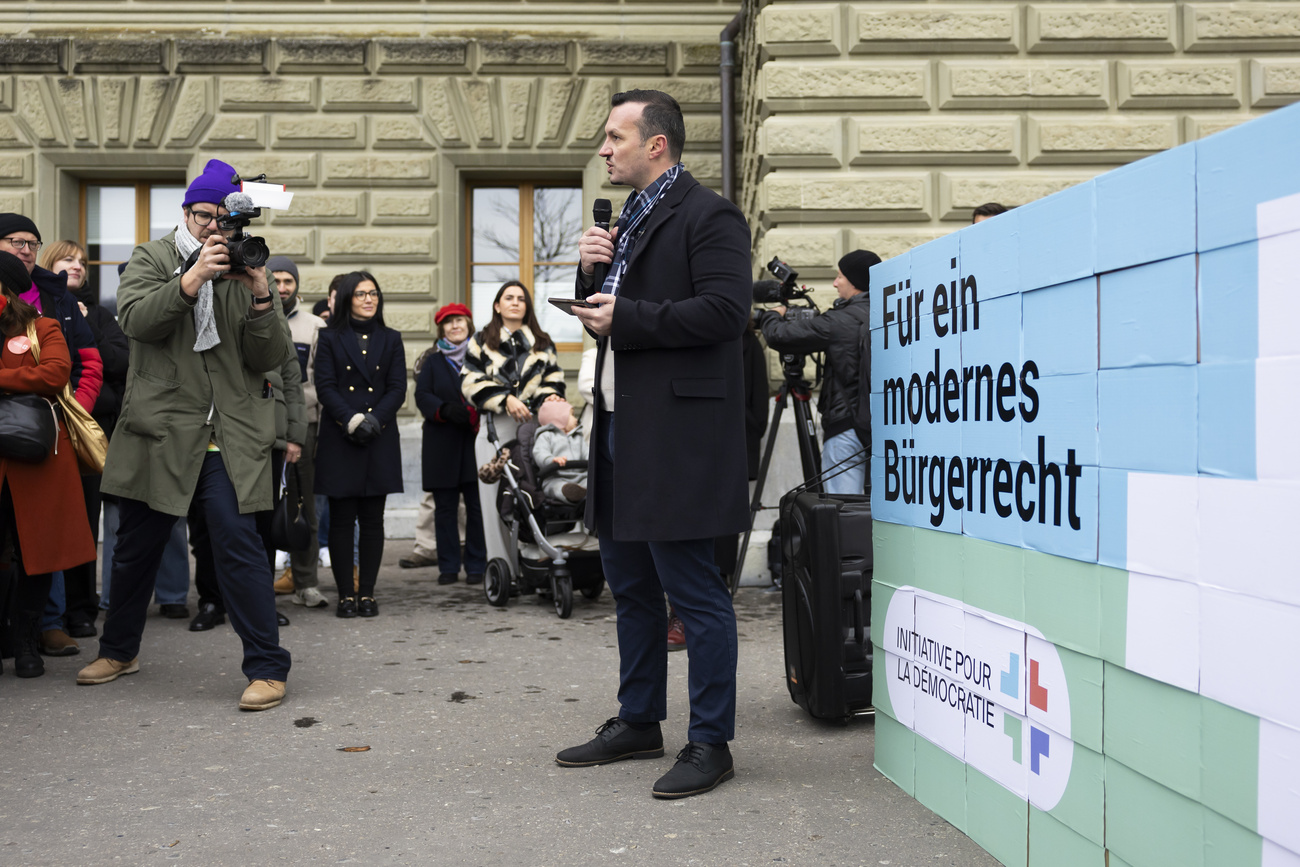 Demokratie-Initiative, Schweizer Bürgerrecht: Die Initianten reichten die Unterschriften für dei Demokratie-Initiative im November 2024 ein.