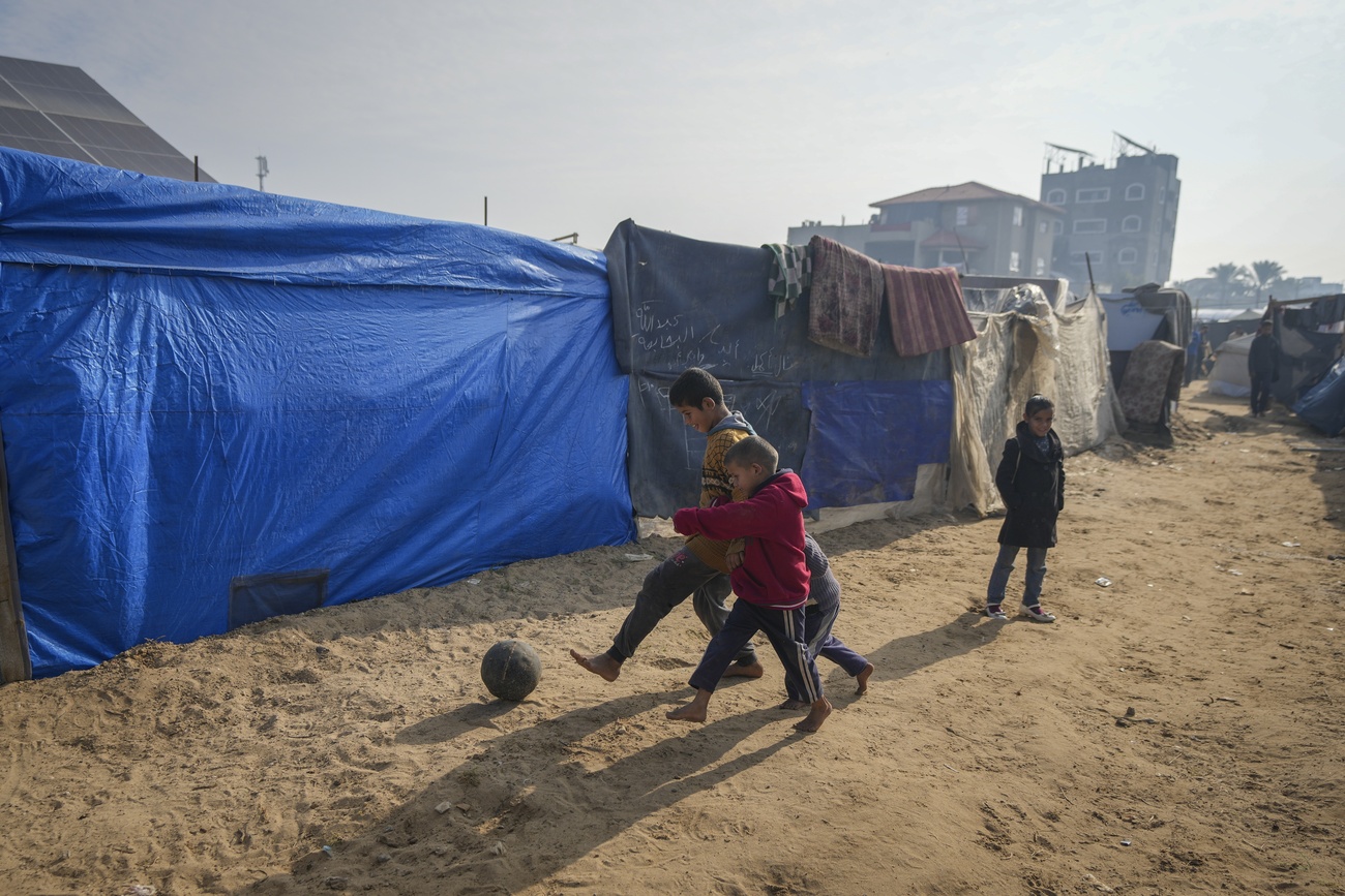 لماذا انضمّت سويسرا إلى فيفا لتمويل ملاعب صغيرة في فلسطين؟