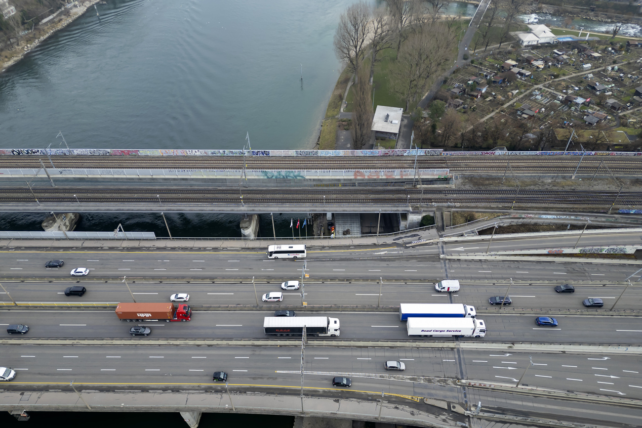 Blick von oben auf eine Autobahnbrücke, daneben eine Eisenbahnbröcke