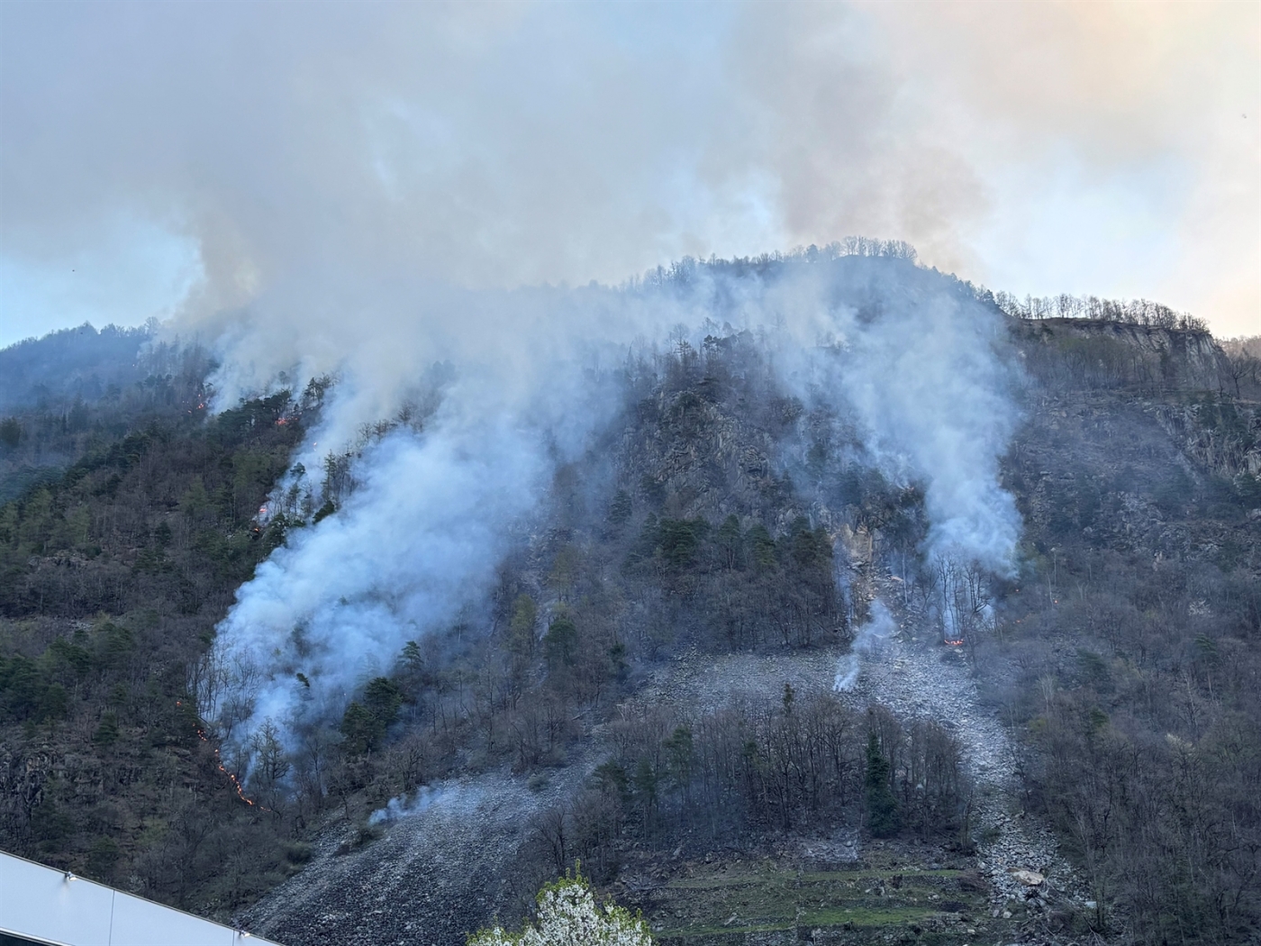 GR: incendio a Brusio, in azione anche l'esercito, fiamme spente