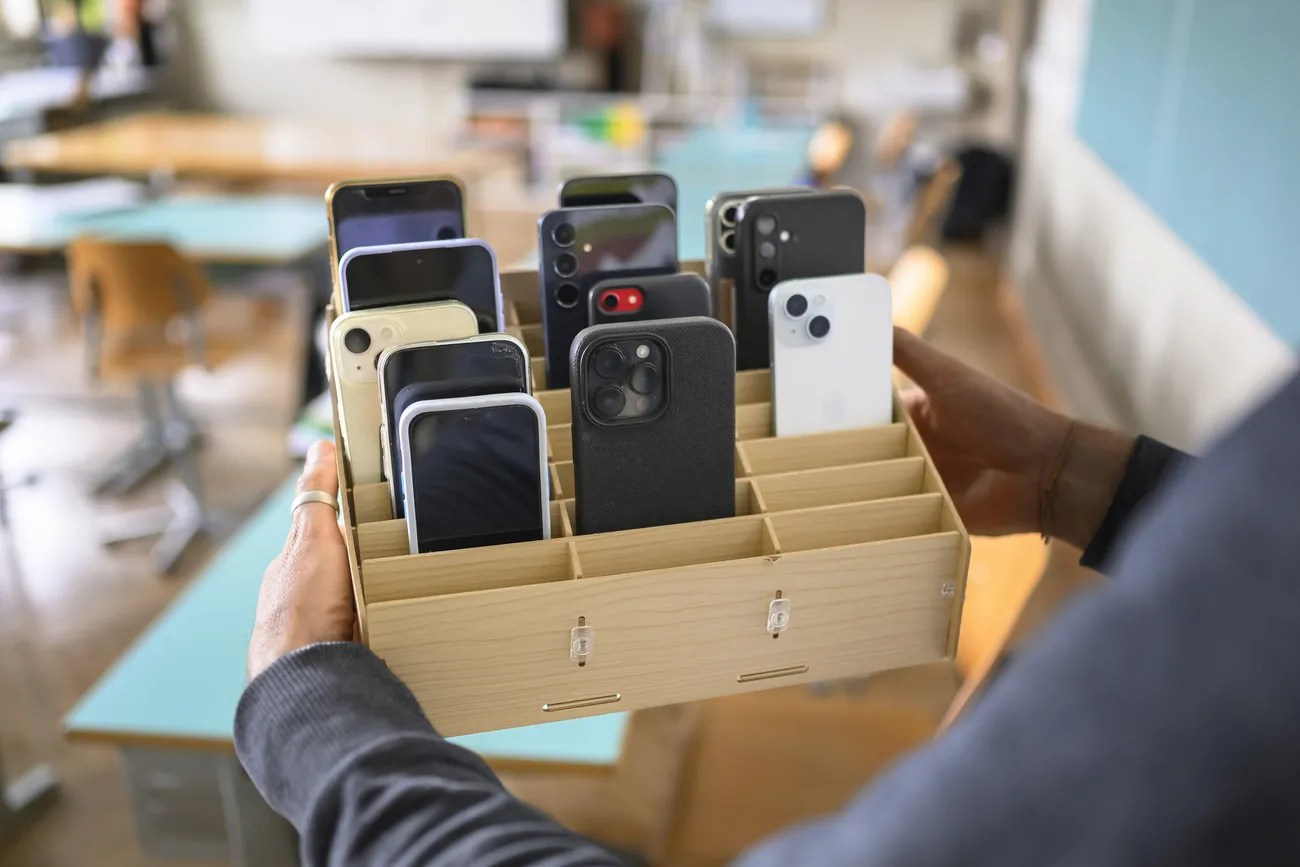 在許多學校裡，學生的智慧型手機必須整天放在這樣的盒子裡。