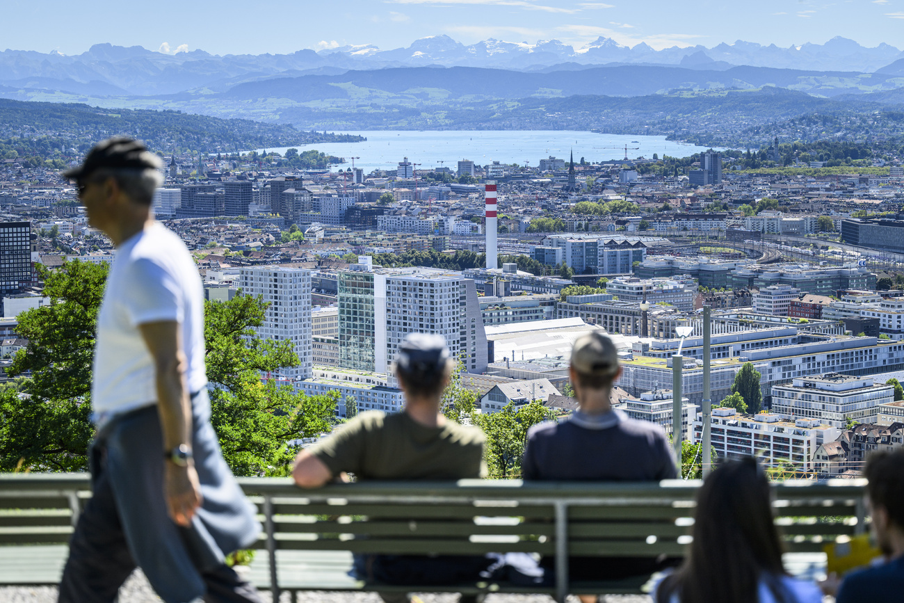 Gens se prmènent à Zurich