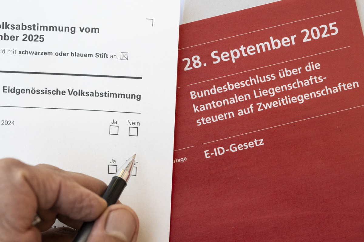 Swiss Abroad forced to pay up to CHF100 for their votes to arrive Swiss Abroad forced to pay up to CHF100 for their votes to arrive