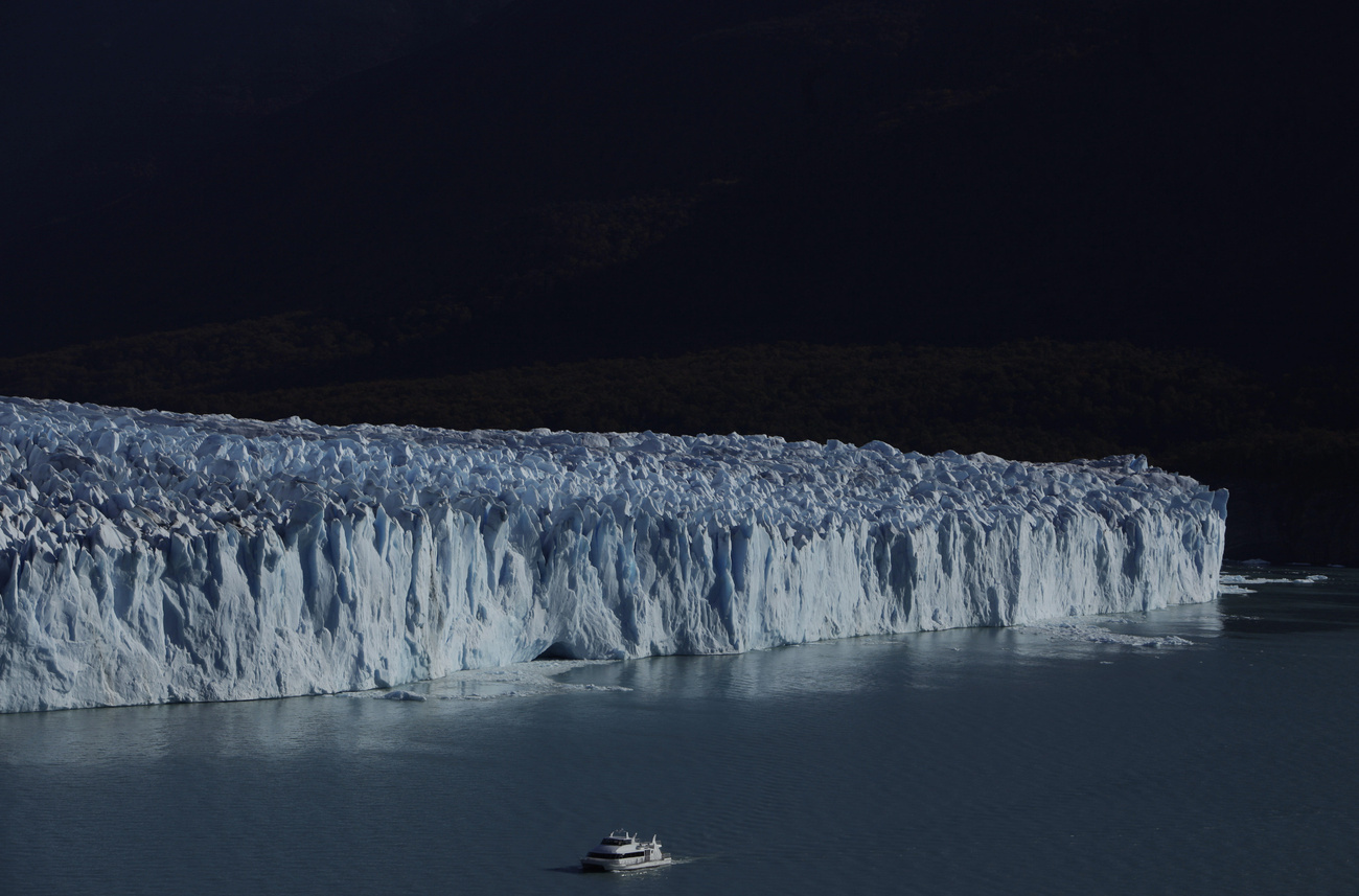 Un barco flota en el lago Argentino, cerca del glaciar Perito Moreno, en el parque nacional Los Glaciares, en la provincia de Santa Cruz, en la región de la Patagonia, en el sur de Argentina.