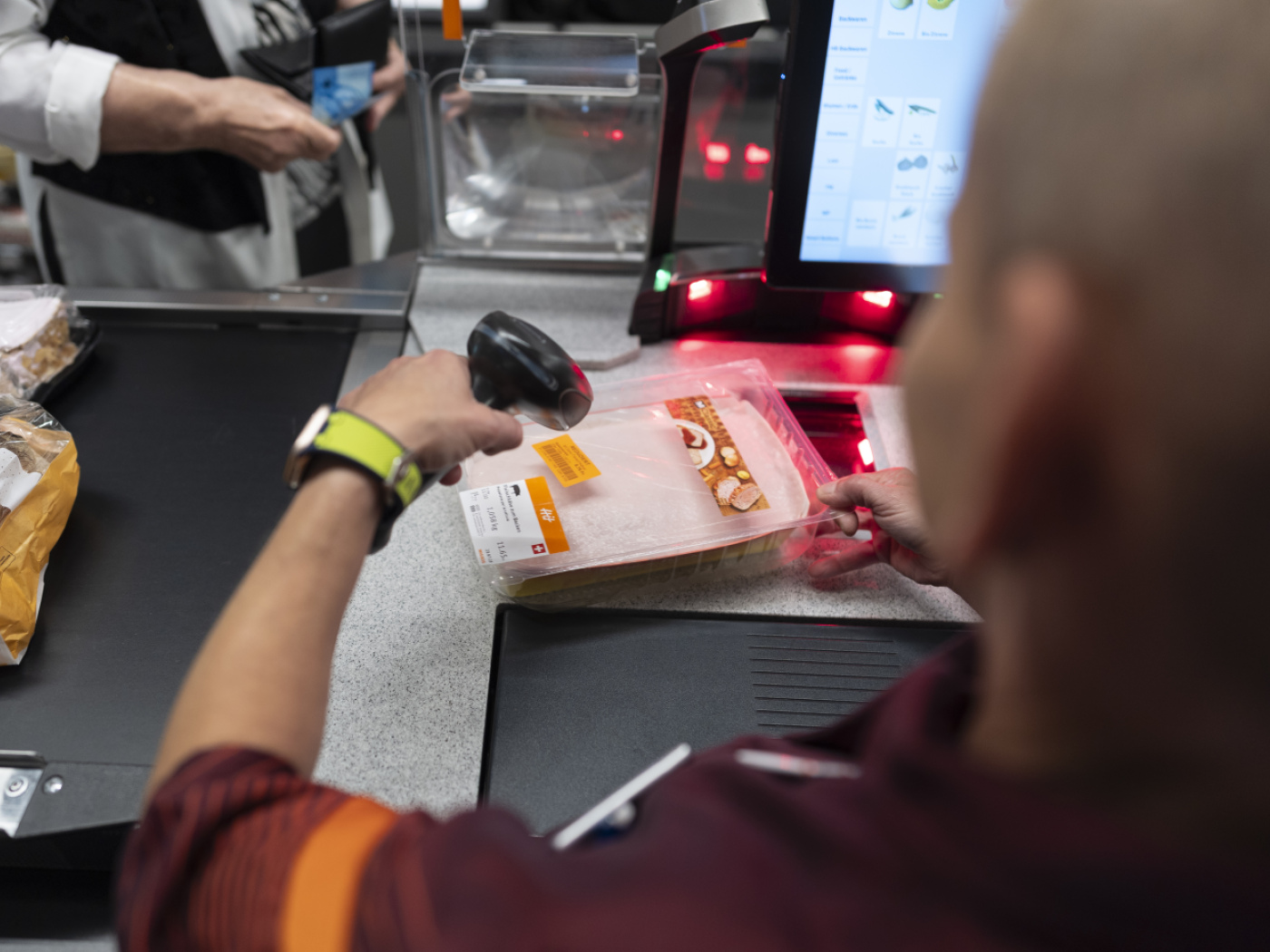 The government in favour of opening shops on 12 Sundays a year