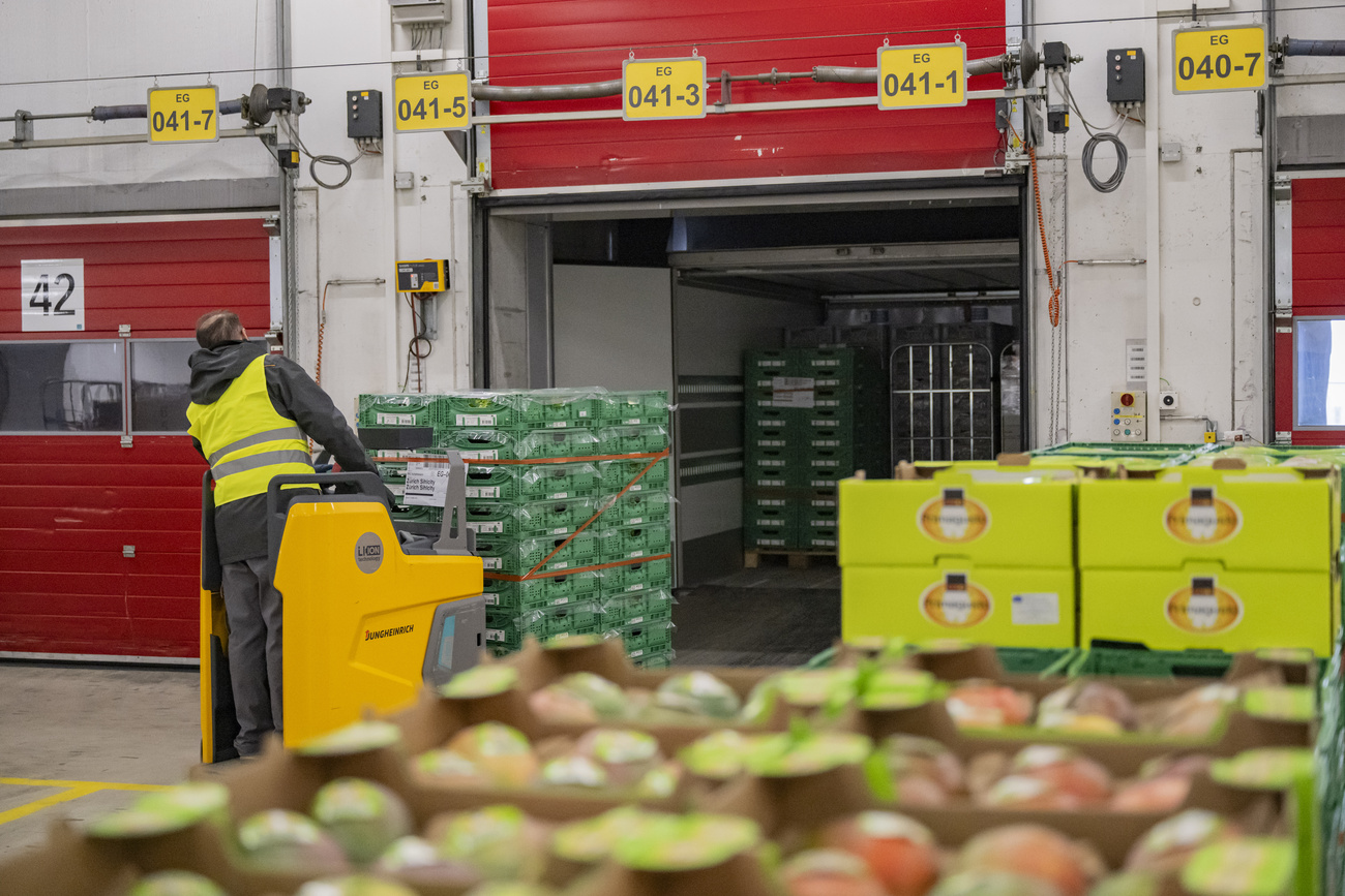Because almost three quarters of all Swiss food imports come from the EU, local retailers are also affected by the closure of the Strait of Hormuz.