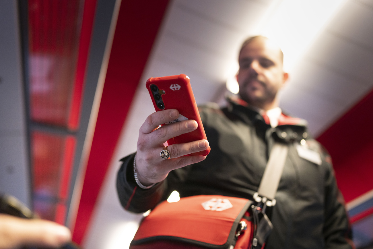 Un controllore delle FFS verifica i biglietti sulla linea Olten-Bienne.