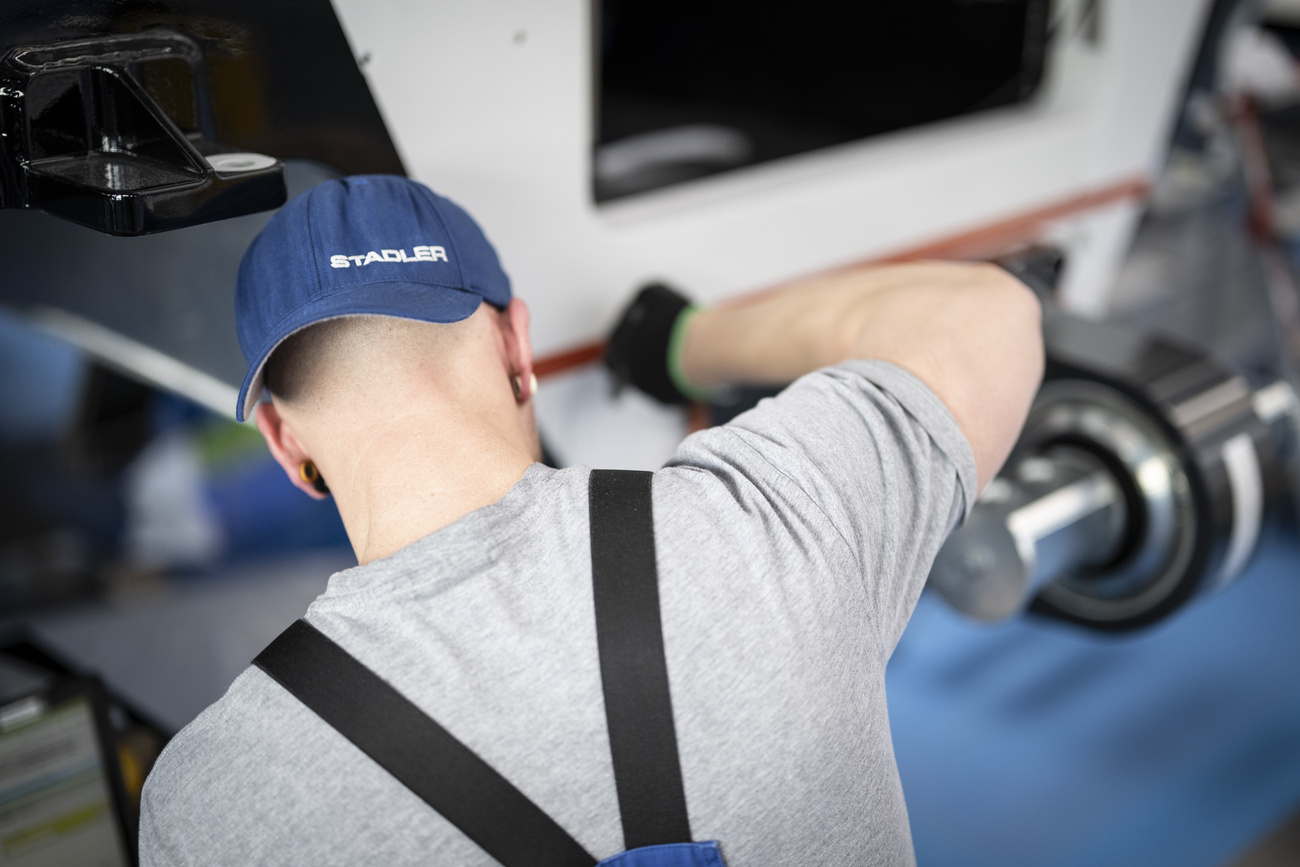 Ouvrier chez Stadler Rail.