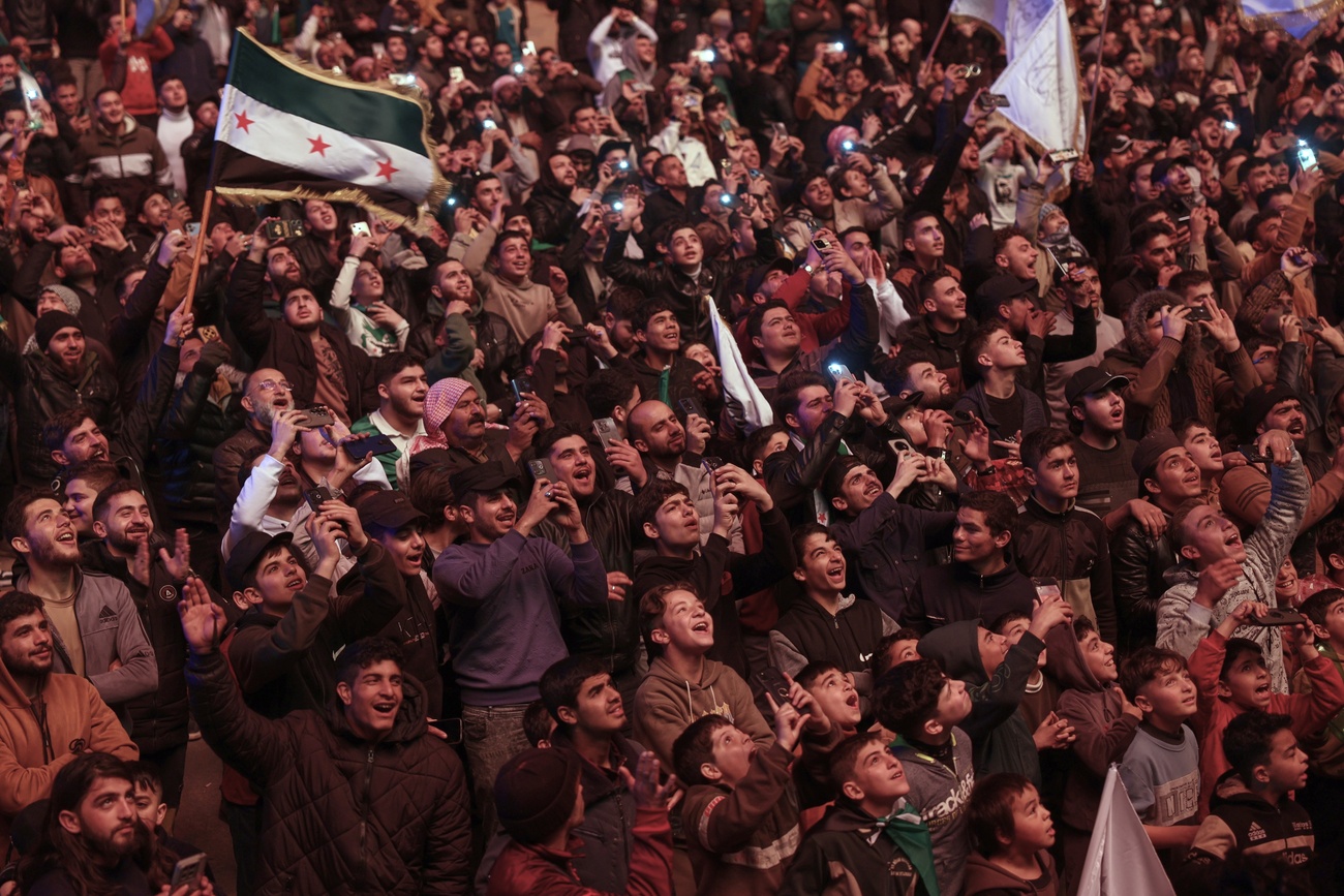 مظاهرة في إدلب تُحيي ذكرى 15 عامًا على اندلاع الاحتجاجات في سوريا.