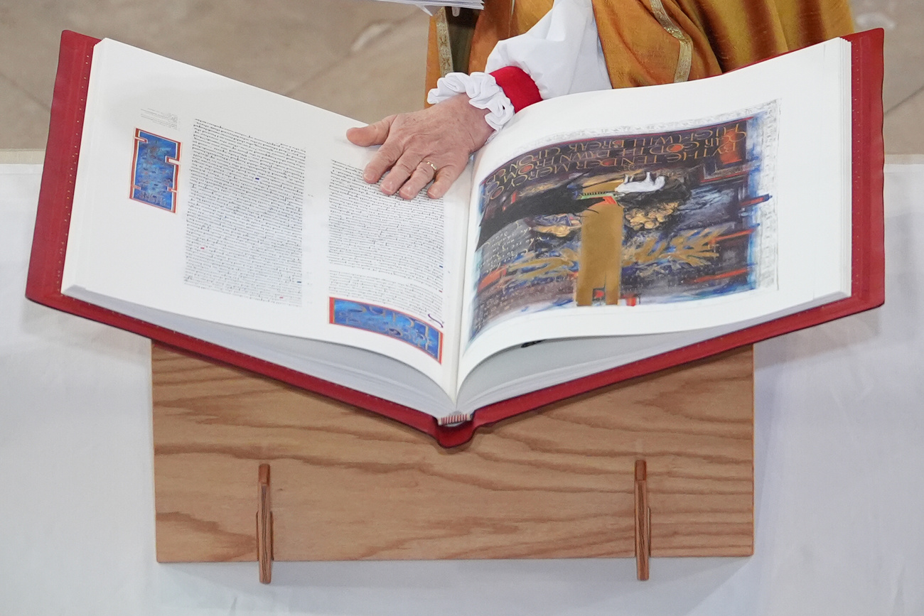 mano dell'arcivescova di canterbury posata su una bibbia