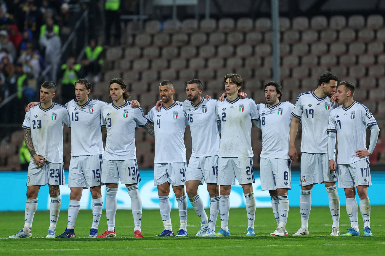 Giocatori italiani abbracciati in attesa dell'esito dei calci di rigore.