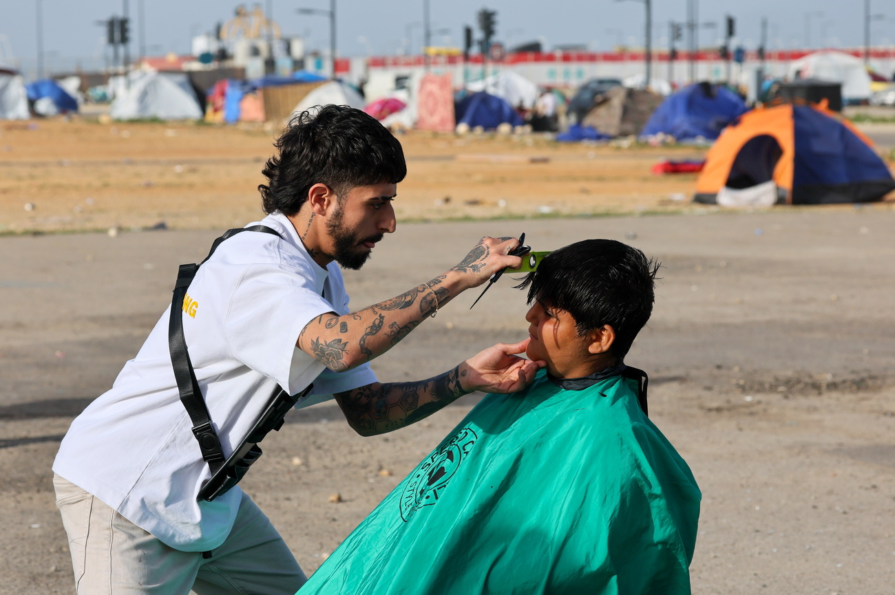 لحظة عادية في حياة غير عادية: طفل نازح يحلق شعره داخل مخيم مؤقت في بيروت، في ظل نزوح أكثر من 1.2 مليون شخص.