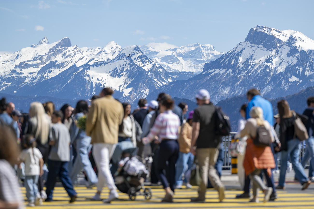 Persone a passeggio alpi sullo sfondo