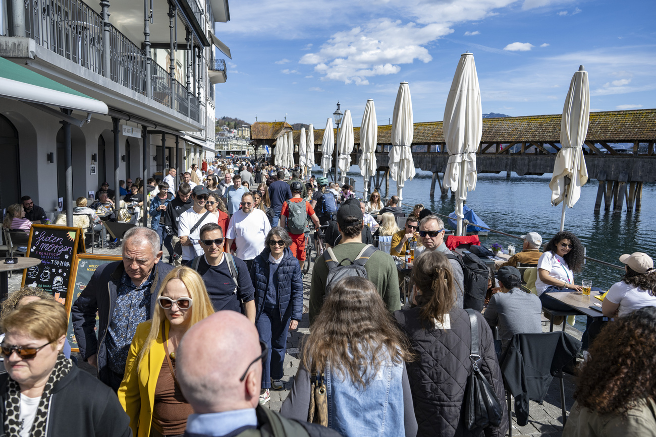 Persone sul lungofiume a Lucerna