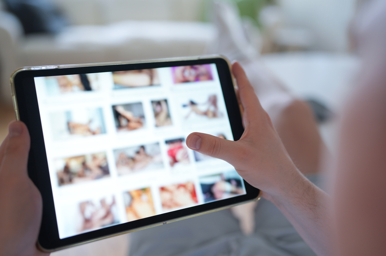 Tablet con immagini pornografiche sfocate