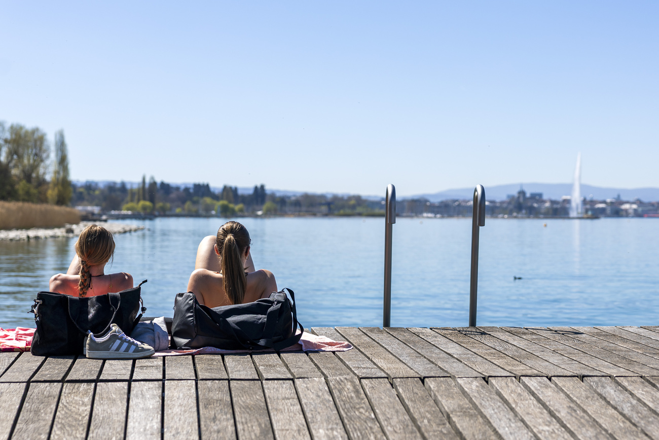 due donne si abbronzano su un pontile