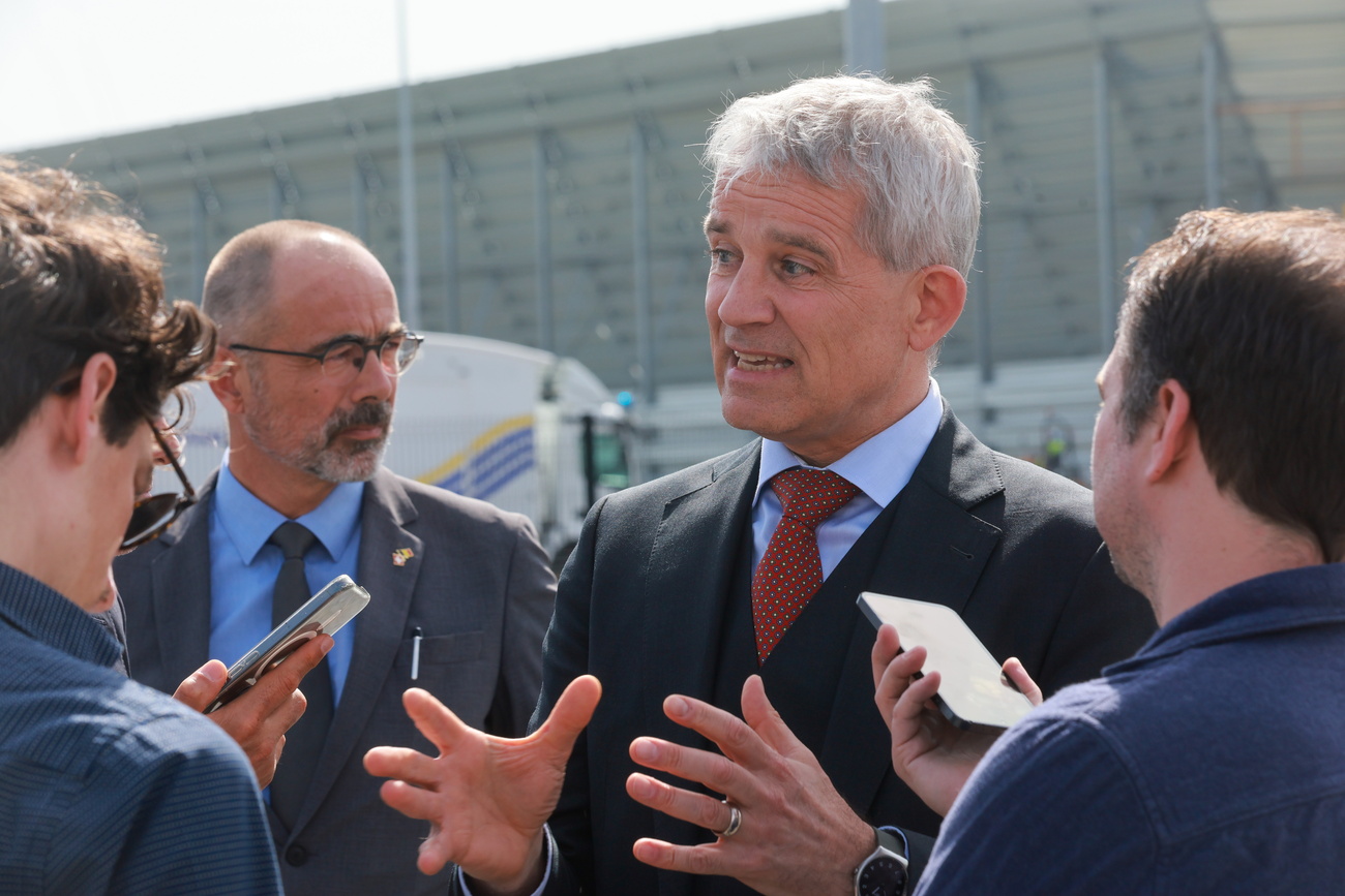 Beat Jans attorniato da giornalisti