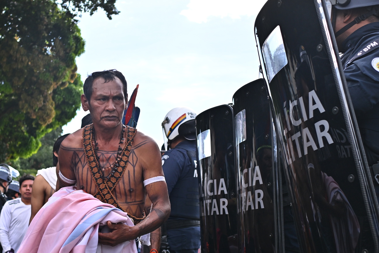 Por que tanto medo de índio? Batalhão de choque de prontidão na Praça dos Três Poderes em Brasília.