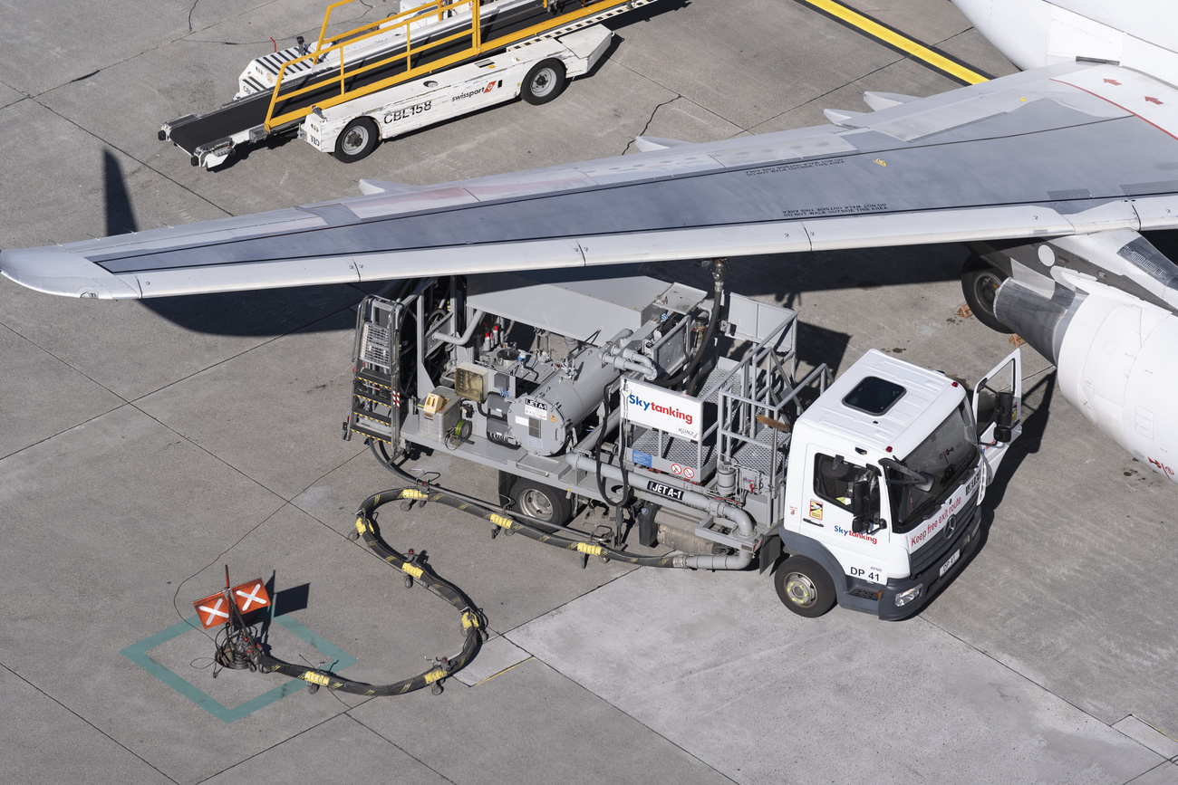 aereo viene rifornito di kerosene