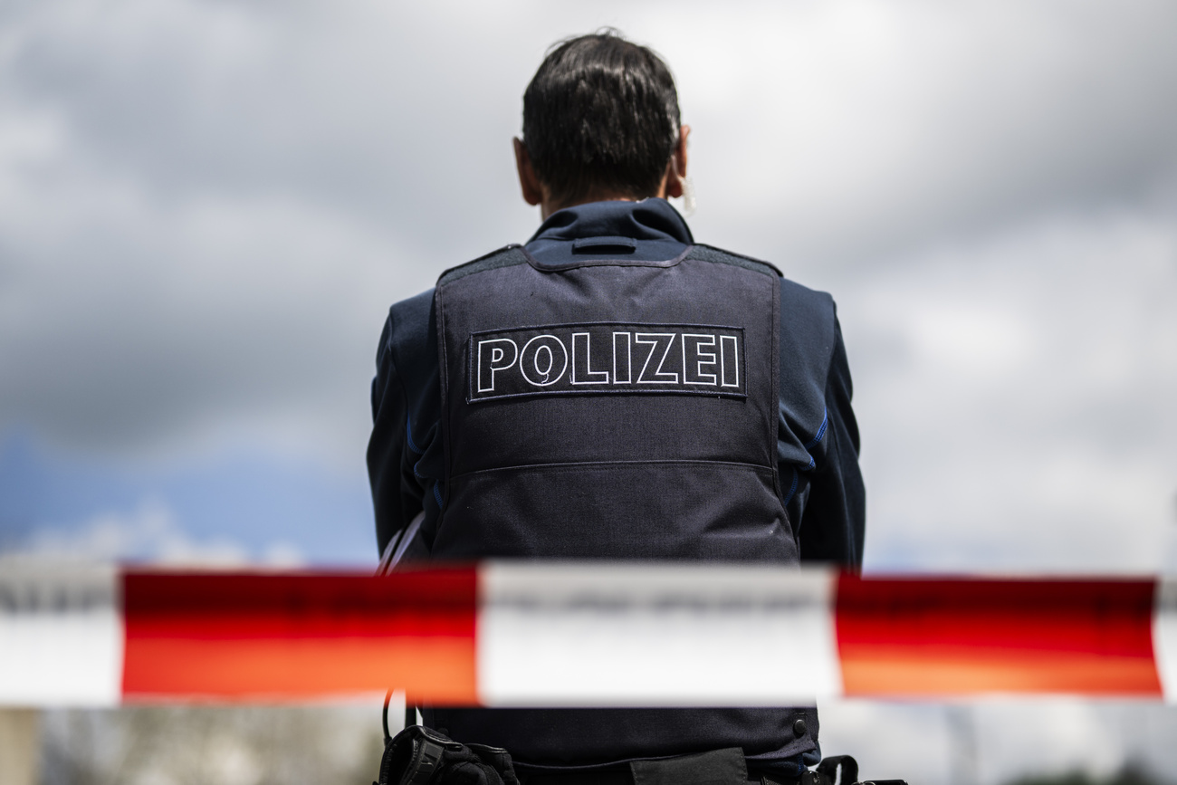 poliziotto di spalle