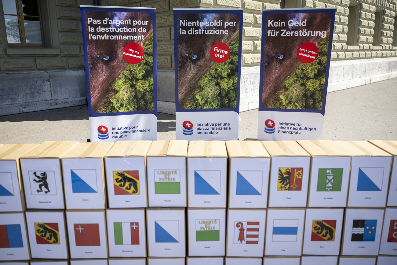 Submission of signatures at the Federal Chancellery.