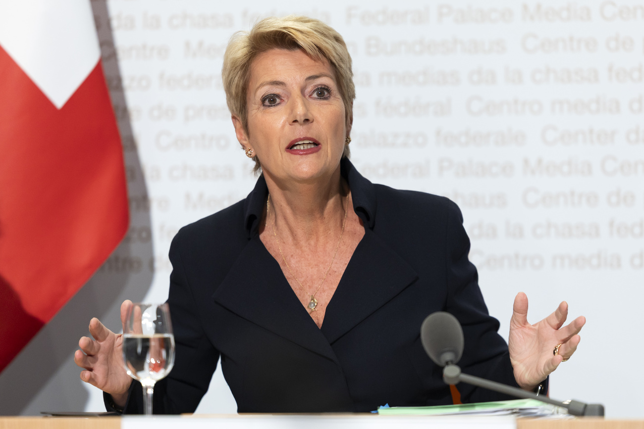 La consigliera federale Karin Keller-Sutter la scorsa settimana a una conferenza stampa del Consiglio federale sulla modifica della Legge sulle banche