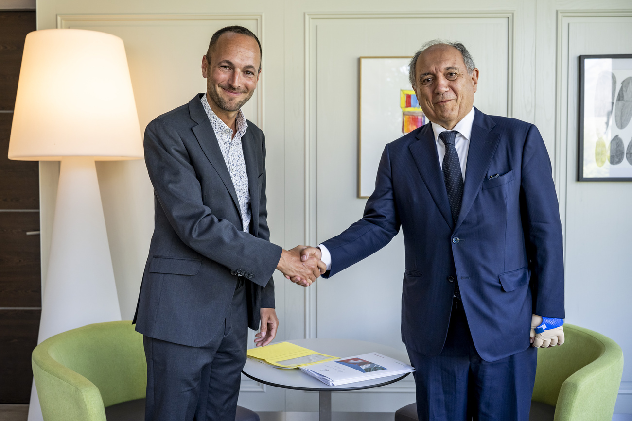 L'ambasciatore italiano a Berna Gian Lorenzo Cornado e il presidente del Governo vallesano Mathias Reynard in una foto del 24 aprile 2026.