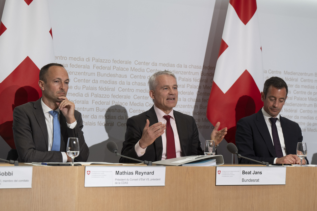 Il consigliere federale Beat Jans alla conferenza stampa di lunedì 27 aprile 2026 a Berna sulla roadmap contro la violenza domestica e sessuale.