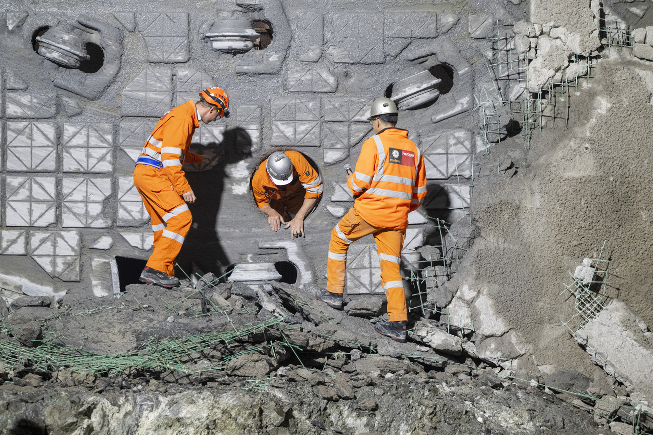 Il primo minatore emerge dalla fresa al momento dello sfondamento del primo diaframma